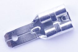 F510634612 FLACHSTECKERADAPTER VON 6,3MM FLACHSTECKERHÜLSE AUF 4,8MM FLACHSTECKERZUNGE - MESSING GAL/ SN